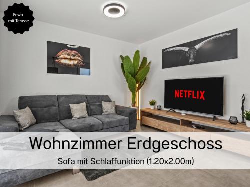 TV a/nebo společenská místnost v ubytování Ferienhausträume - ebenerdiges Bodensee Apartment mit Garten und großer Terrasse mit Grill