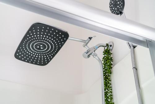 e bagno con doccia e soffione. di Short North Convention King Bed Free Parking! a Columbus