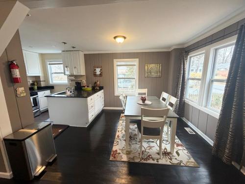 Et opholdsområde på Tranquil 1950 Vintage Cottage Near DC