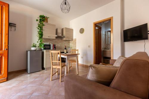 ein Wohnzimmer mit Sofa und Tisch in der Unterkunft Casa Lia in Monastir