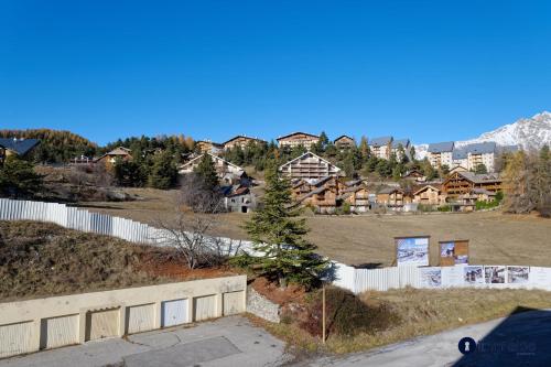 Friendly studio in Auron في أورو: منظر لحي سكني محاط بسياج ومنازل