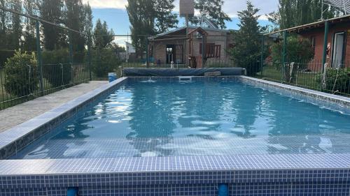 ein Swimmingpool mit blauem Wasser in einem Hof in der Unterkunft cabañas elita in San Rafael