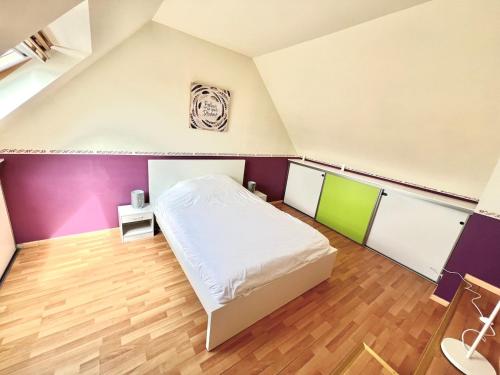 Ένα ή περισσότερα κρεβάτια σε δωμάτιο στο Maison familiale, Locronan centre à 5 min