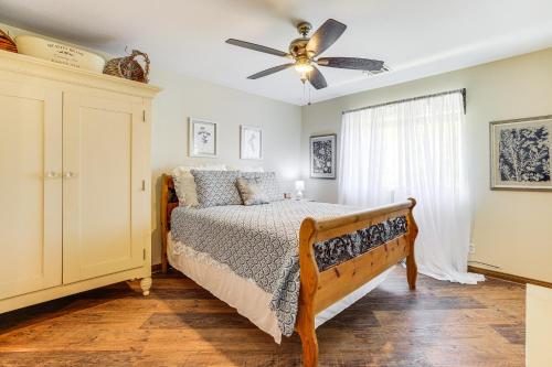 Ένα ή περισσότερα κρεβάτια σε δωμάτιο στο 3 Mi to Dtwn Pahrump Romantic Desert Oasis