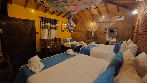Giường trong phòng chung tại Ceylon wilpattu safaris & lodging