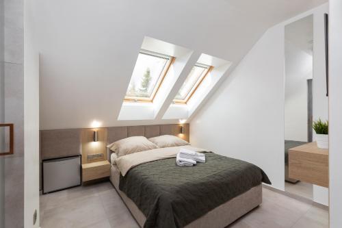 Giường trong phòng chung tại Volare Balice