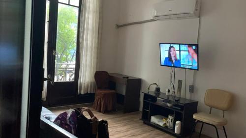 Μια τηλεόραση ή/και κέντρο ψυχαγωγίας στο Bed in a room 2 blocks from Tres Cruces and PB