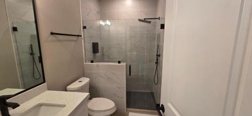 Ванная комната в Lux Modern 3BR - 2BA Duplex Brand New Furnished