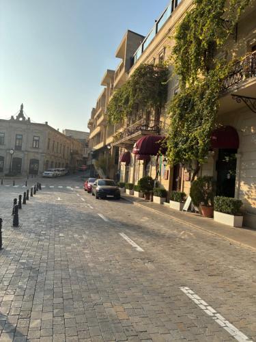 una strada di ciottoli con un'auto parcheggiata sul lato di Oıd city a Baku