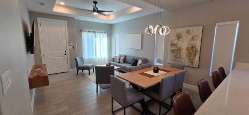 Гостиная зона в Lux Modern 3BR - 2BA Duplex Brand New Furnished