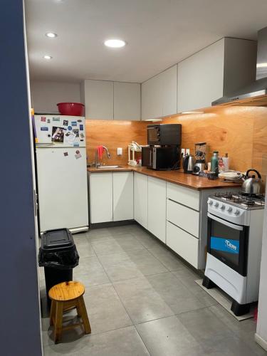 Η κουζίνα ή μικρή κουζίνα στο Bed in a room 2 blocks from Tres Cruces and PB