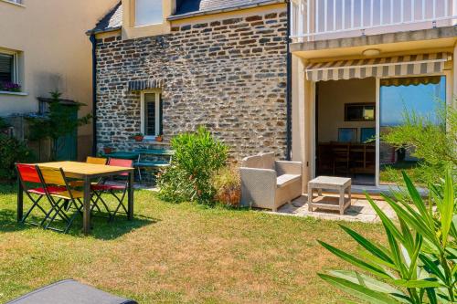 Κήπος έξω από το Apartment with a stunning 180 view & private garden 4 guests baby