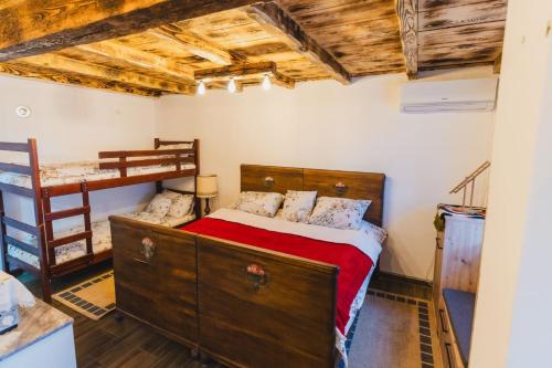 Ένα ή περισσότερα κρεβάτια σε δωμάτιο στο Salaṣ̌Trikić 2