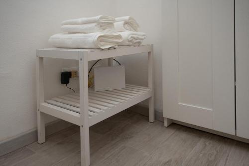 ein weißes Regal mit Handtüchern darüber in der Unterkunft Dalia's Home Garden and Private Parking in Calice Ligure