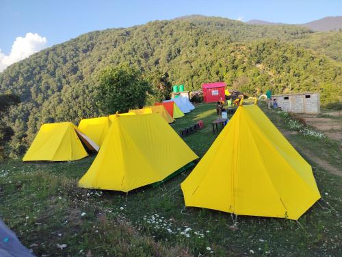 eine Gruppe von Zelten auf einem Feld mit einem Berg in der Unterkunft Nagtibba Trek - Three Sixty Views in Miānī