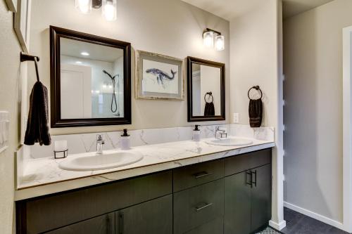 Ένα μπάνιο στο Family Friendly! Newly Built North Vancouver Home!