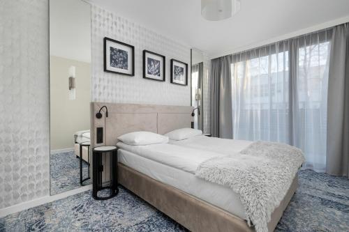 Ένα ή περισσότερα κρεβάτια σε δωμάτιο στο Central Park Mielno by Solarento