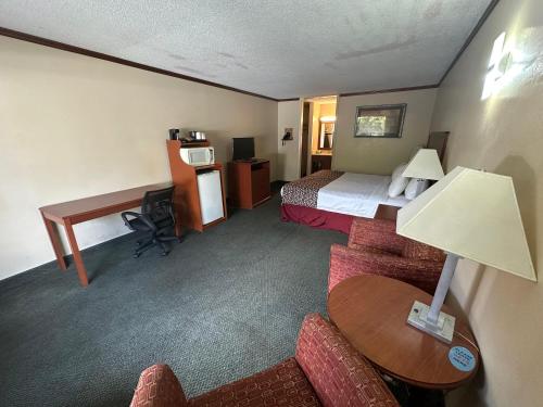 Una cama o camas en una habitación de Hotel Red Rose by Townhouse Covington I-64