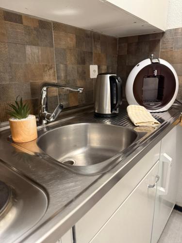 Kuchyň nebo kuchyňský kout v ubytování Ruhige Studio in Leukerbad