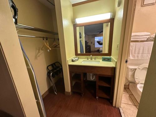 Un baño de Hotel Red Rose by Townhouse Covington I-64