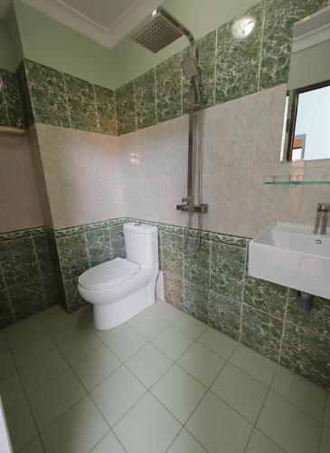 een badkamer met toilet en wastafel bij Lux saigon airport in Ho Chi Minh-stad