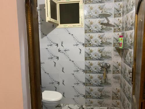 un bagno con wc e parete piastrellata di Rayan stay 1 a Dahab