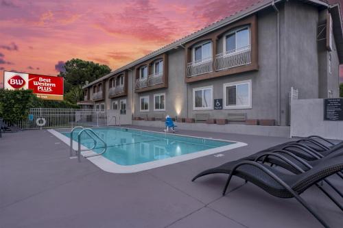 a swimming pool in front of a building at Best Western Plus Brookside Inn in Milpitas