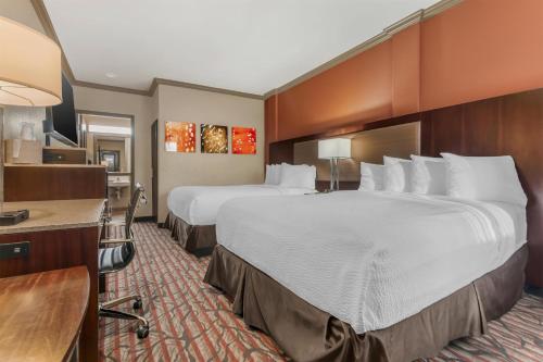 Postel nebo postele na pokoji v ubytování Best Western Plus Brookside Inn