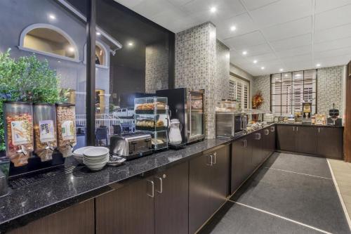 a kitchen with a counter with aasteryasteryasteryasteryasteryasteryasteryasteryastery at Best Western Plus Brookside Inn in Milpitas
