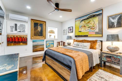 Ένα ή περισσότερα κρεβάτια σε δωμάτιο στο ArBoCo Downtown Murphy House with Courtyard!