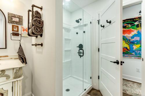 Ένα μπάνιο στο ArBoCo Downtown Murphy House with Courtyard!