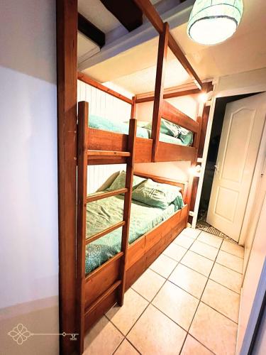 Zimmer mit 2 Etagenbetten in einem Zimmer in der Unterkunft Studio 4-6 personnes aux Eaux-Bonnes in Eaux-Bonnes