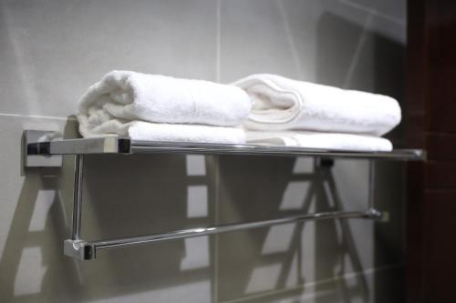 Un toallero con toallas en un baño. en إس بي واي للشقق المخدومة - SBY Serviced Apartments, en Buraidah