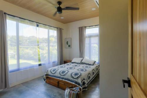 Giường trong phòng chung tại The Jungle House