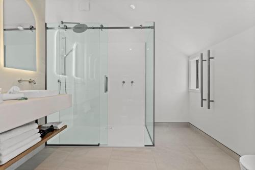 O baie la Premium Home with Sauna & Parking - Steps to Beach