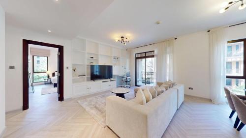 Vacationer Holiday Homes l Upgraded Modern 2 Bed l Downtown l Near Dubai Mall