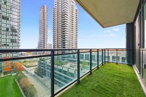 Stylish Downtown - Condo Sleeps 8 - YYZ Airport في ميسيساوغا: شرفة مطلة على مبنى طويل