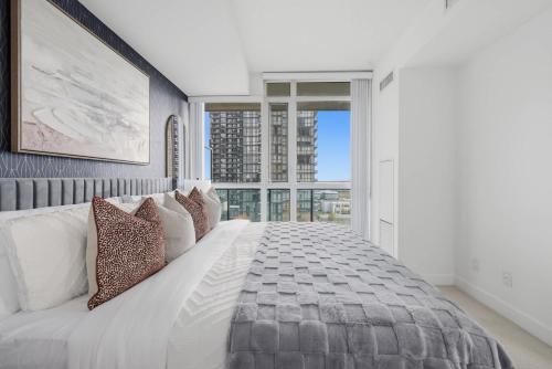 Stylish Downtown - Condo Sleeps 8 - YYZ Airport في ميسيساوغا: غرفة نوم بسرير كبير ونافذة كبيرة