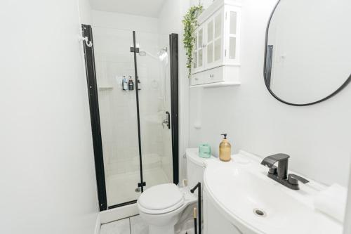 Koupelna v ubytování Downtown Delight Close to Strand and Cruise Terminals