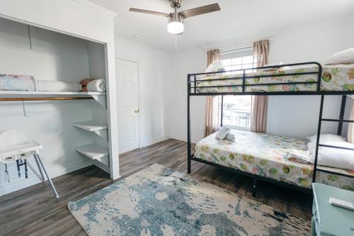 Postel nebo postele na pokoji v ubytování Downtown Delight Close to Strand and Cruise Terminals