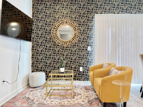 Khu vực ghế ngồi tại Brand New Condo with Balcony Washer Dryer 542Blvd