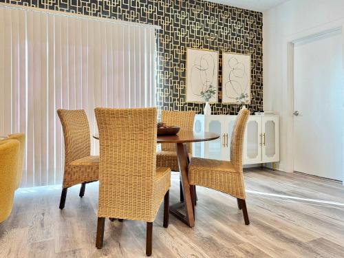 Khu vực ghế ngồi tại Brand New Condo with Balcony Washer Dryer 542Blvd