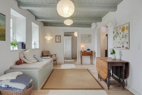 ØsterbyにあるSB50620-Sydals-Osterbyvej-80のソファとテーブルのあるリビングルーム