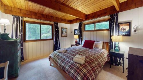 Ένα ή περισσότερα κρεβάτια σε δωμάτιο στο Treehouse Home