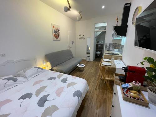 Ένα ή περισσότερα κρεβάτια σε δωμάτιο στο Chez Jean-Yves et Zoé - LA DOLCE VITA - Au calme, Très propre, Proche parkings