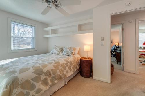 Ένα ή περισσότερα κρεβάτια σε δωμάτιο στο 1 Mi to Main Street! MCM-Style Home in Brunswick