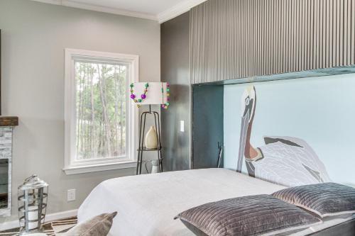 Ένα ή περισσότερα κρεβάτια σε δωμάτιο στο Bay St Louis Home with Private Dock and Kayaks!