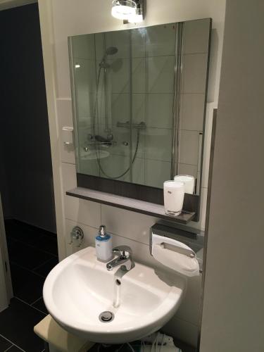 Uma casa de banho em Hotel-Pension Adamshof
