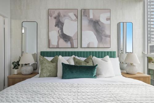 Sleek Sq 1 Downtown Condo - 4 beds - Parking في ميسيساوغا: غرفة نوم بها سرير أبيض كبير مع وسائد