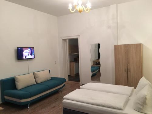 TV a/nebo společenská místnost v ubytování Hotel-Pension Adamshof